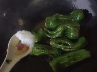 17、青椒塞肉（家庭版）,放入白糖