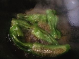 18、青椒塞肉（家庭版）,加入热水。没过青椒。调制中火大约煮个5-6分钟。因为肉是生的需要多煮一会儿。期间要用锅铲轻轻推动几下。