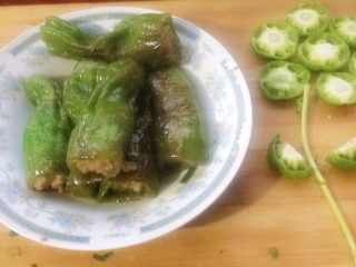 20、青椒塞肉（家庭版）,把青椒捞出放入盘子里面。