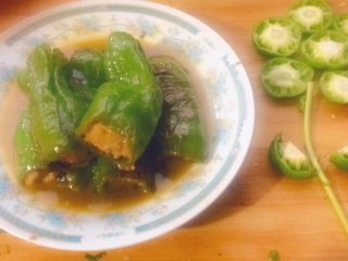 21、青椒塞肉（家庭版）,最后再浇上汤汁，一道美味的菜就完成了。