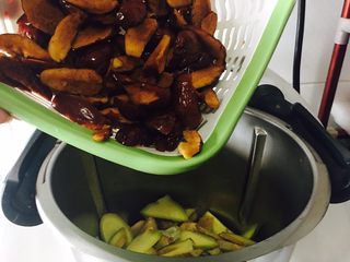 8、姜枣膏,倒入洗好的红枣片。