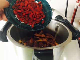 10、姜枣膏,倒入洗好的枸杞。