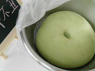 1、蹦蹦跳的小蛙花样馒头,检验面团是否发酵好的标准,手指戳一个洞,不回缩就差不多啦!