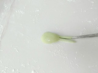 4、蹦蹦跳的小蛙花样馒头,每一个小剂子,都要揉成蝌蚪状,既一头大一头细长。细长处用刀一切两半,做后腿。