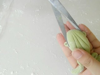 8、蹦蹦跳的小蛙花样馒头,剪刀剪出嘴巴哦!