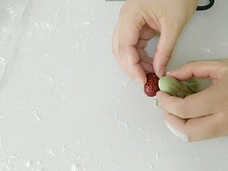 9、蹦蹦跳的小蛙花样馒头,塞上大红枣,这个你也可以塞火腿或者其他你想吃的食材哦!