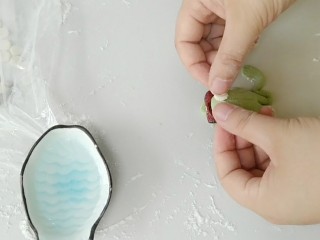 12、蹦蹦跳的小蛙花样馒头,蘸些水,粘上白色圆面片。