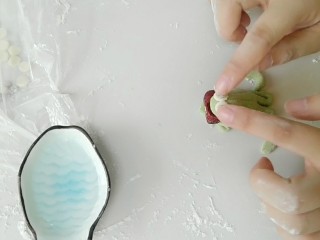 13、蹦蹦跳的小蛙花样馒头,再放上黑色的眼睛。到这一步就大功告成啦!