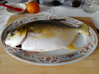 1、糖醋红烧鲳鱼,鲳鱼收拾干净备用