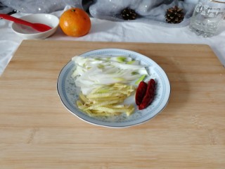 2、糖醋红烧鲳鱼,葱丝，姜丝，干辣椒