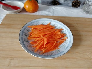 3、糖醋红烧鲳鱼,胡萝卜丝