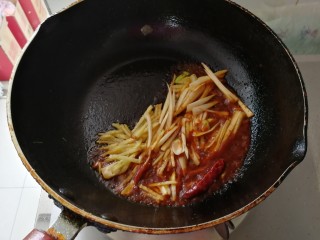 9、糖醋红烧鲳鱼,锅底留油下葱丝姜丝干辣椒