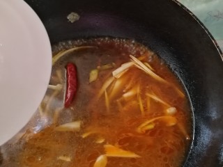 10、糖醋红烧鲳鱼,加糖醋酱油，加两碗水。