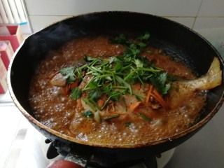 13、糖醋红烧鲳鱼,后加入香菜末。