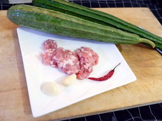 1、只吃一碗饭之无水肉末丝瓜腊肠饭,材料大致如图，辣椒的量可根据个人口味添加