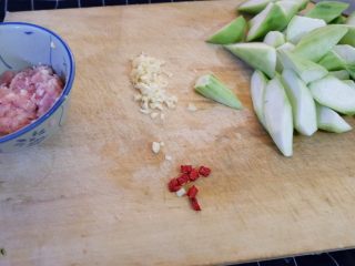 2、只吃一碗饭之无水肉末丝瓜腊肠饭,蒜切末，辣椒切段，肉末稍微腌制，丝瓜切滚刀块