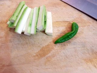 3、只吃一碗饭之无水肉末丝瓜腊肠饭,或者切条，看个人喜好，随意。不影响吃，喜欢青椒的香味儿的还可以放点青椒。青椒切末切块，随意。