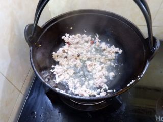 5、只吃一碗饭之无水肉末丝瓜腊肠饭,放肉末进去炒至变色