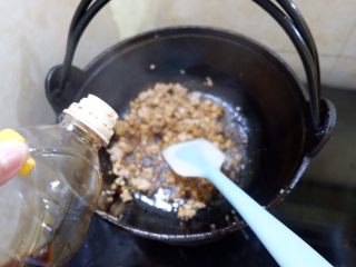 6、只吃一碗饭之无水肉末丝瓜腊肠饭,倒酱油，炒香