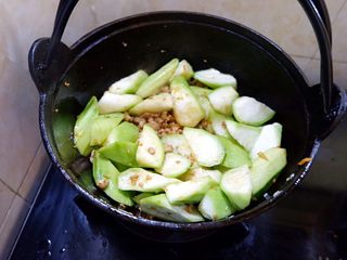 7、只吃一碗饭之无水肉末丝瓜腊肠饭,放丝瓜