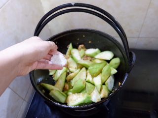 8、只吃一碗饭之无水肉末丝瓜腊肠饭,翻匀以后放盐