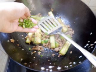 11、只吃一碗饭之无水肉末丝瓜腊肠饭,加青椒的就出锅前放，翻匀关火。青椒炒久了烂了，不香了。