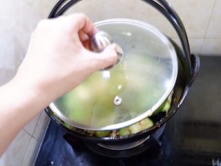 9、只吃一碗饭之无水肉末丝瓜腊肠饭,炒匀以后盖盖子，小火焖一两分钟，没错，不加水。一定不要加水，加了水等会儿就等着喝汤吧。