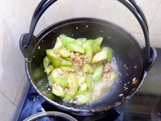 10、只吃一碗饭之无水肉末丝瓜腊肠饭,焖一两分钟打开盖子的效果。丝瓜本身的汁儿已经出来了。原汁原味够棒了，大火翻炒，炒熟出锅。