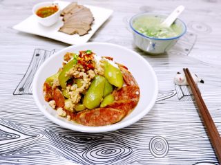 12、只吃一碗饭之无水肉末丝瓜腊肠饭,淋上炒丝瓜，一碗妥妥滴。