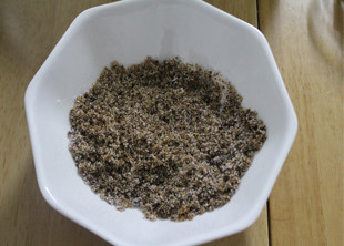 2、吃一次就会爱上的朴素小蛋糕——枣泥戚风小蛋糕,把红糖和细砂糖混合均匀