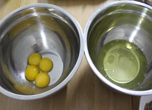 3、吃一次就会爱上的朴素小蛋糕——枣泥戚风小蛋糕,分离蛋清和蛋黄，蛋清要放在无水无油的盆里