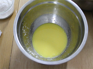 5、吃一次就会爱上的朴素小蛋糕——枣泥戚风小蛋糕,混合均匀