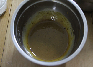 7、吃一次就会爱上的朴素小蛋糕——枣泥戚风小蛋糕,混合均匀