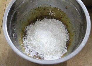 8、吃一次就会爱上的朴素小蛋糕——枣泥戚风小蛋糕,筛入低粉