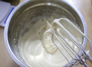 10、吃一次就会爱上的朴素小蛋糕——枣泥戚风小蛋糕,蛋白粉三次加入糖，打成干性发泡状态