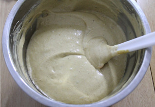 13、吃一次就会爱上的朴素小蛋糕——枣泥戚风小蛋糕,用切拌的手法，混合成均匀有光泽的蛋糕糊