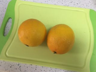 1、柠檬川贝膏,柠檬用盐搓洗去除表面污渍，晾干备用。