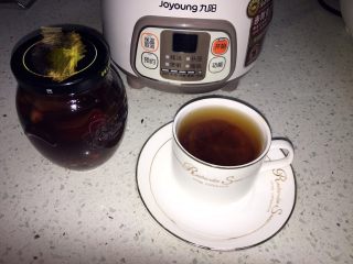 11、柠檬川贝膏,完全冷却后装瓶，可以当零食吃，也可以泡水喝。家中有吸烟的可以常备一瓶；