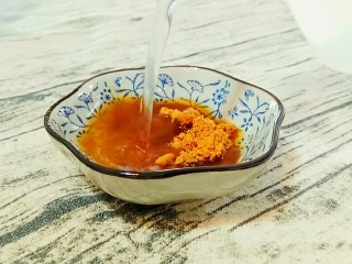 2、自制猫耳朵,红糖和白糖，分别加温水，搅拌融化。