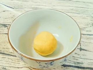 4、自制猫耳朵,揉成面团。另一份面粉做法如上。