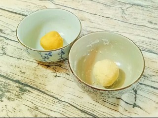 5、自制猫耳朵,两份面粉分别加糖水揉好。