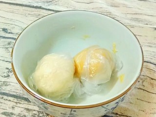 6、自制猫耳朵,把两个面团放入保鲜袋醒发20分钟。