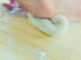 7、自制猫耳朵,醒发好的面团，分别揉至表面光滑。