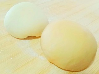 8、自制猫耳朵,揉成如图的样子就可以了。