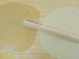 9、自制猫耳朵,用擀面杖擀成薄饼。