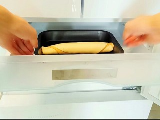 12、自制猫耳朵,放入冰箱冷冻室，1个小时以上。