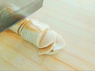 13、自制猫耳朵,切成薄片，越薄越好。