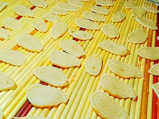 14、自制猫耳朵,把切好的猫耳朵，一个一个分开。