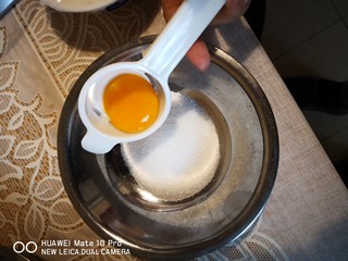 3、提拉米苏(家庭版）,分蛋器分出一个蛋黄倒入