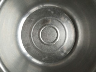 1、没有电子秤也可以做的一口酥,取一个大盆。